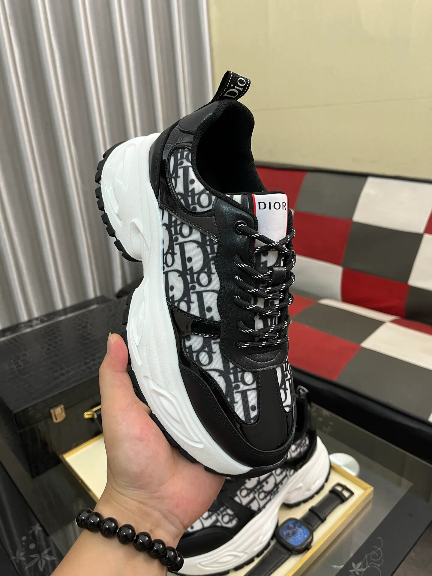 Men's men's shoes 💰458⌚️⌚️Dior's new 🆕low-cut casual sneakers, made of breathable mesh, with brand signature details on the shoe collar to enhance style. Fashionable and versatile, it can complement any look. With a sophisticated design that is both dynamic and modern, this new must-have shoe adds a new dimension to Dior's legacy, displaying modern elegance. Men's shoes 38-44 2️⃣ colors available